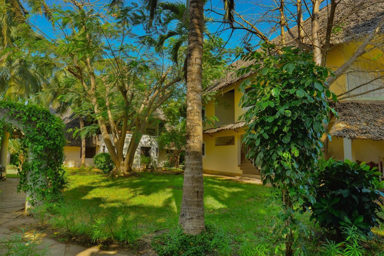 Bed and Breakfast Upani In Diani Диани-Бич Экстерьер фото